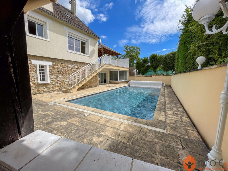 Maison - 295 m² - 9 pièces