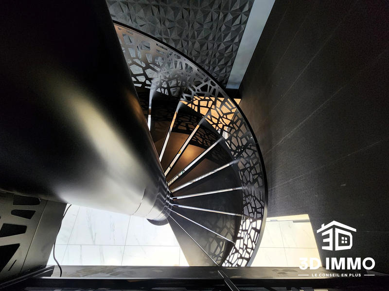 Maison - 325 m² - 8 pièces