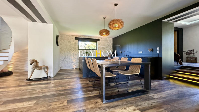 Maison - 240 m² - 7 pièces