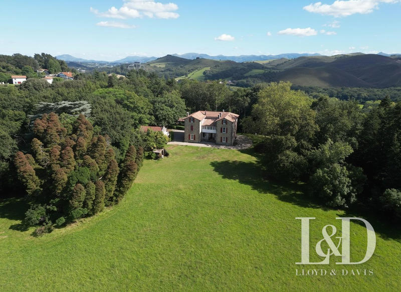 Maison ancienne - 420 m² - 12 pièces