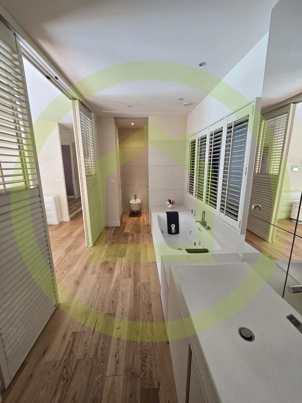 Maison - 260 m² - 6 pièces