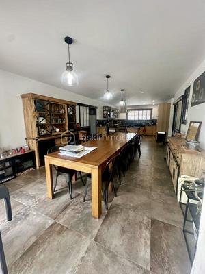 Maison - 248 m² - 11 pièces