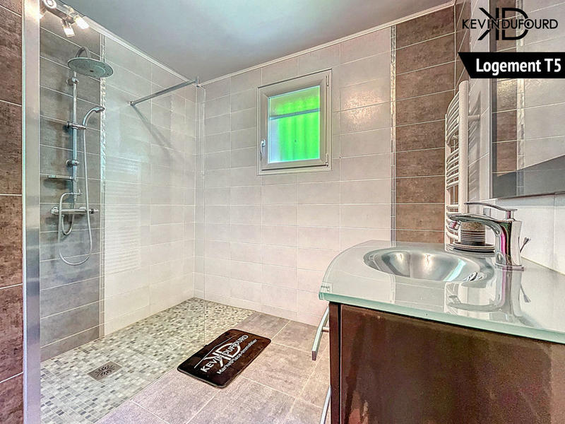 Maison - 225 m² - 11 pièces