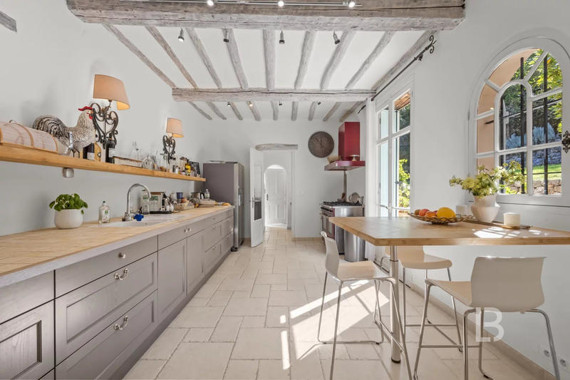 Maison - 451 m² - 15 pièces