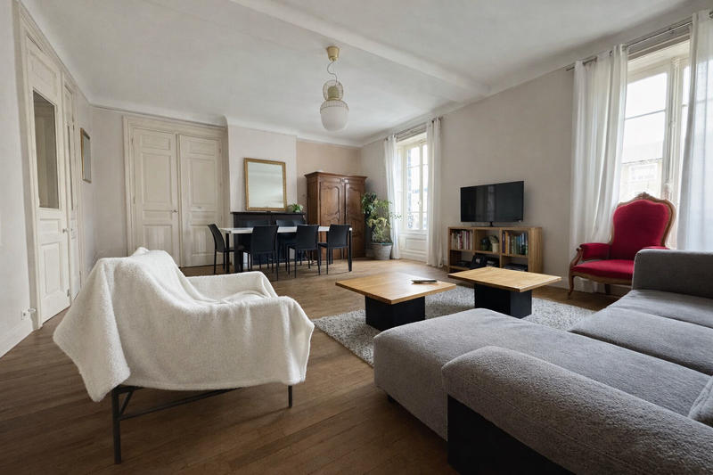 Appartement - 221 m² - 8 pièces