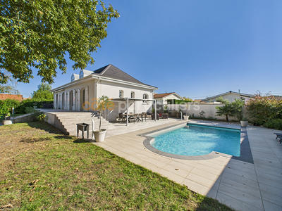 Maison - 225 m² - 10 pièces