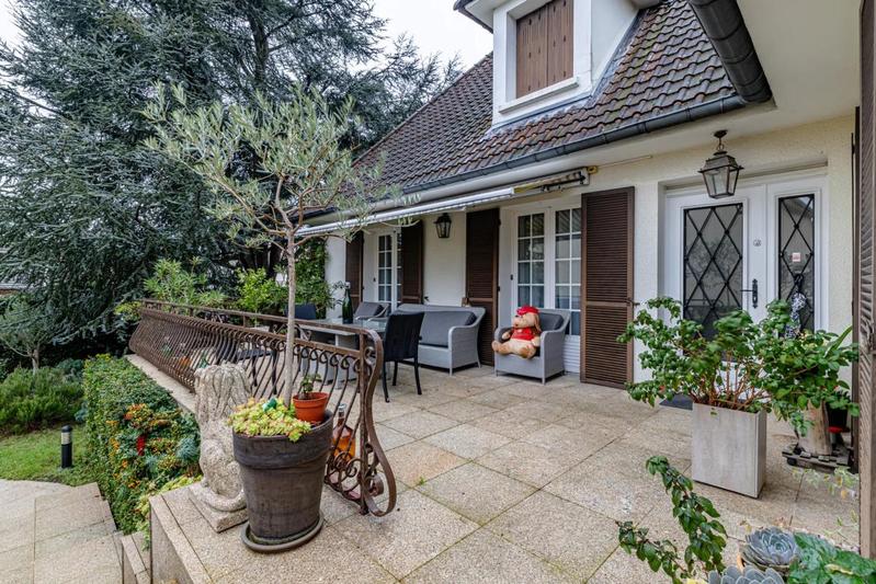 Maison - 220 m² - 7 pièces