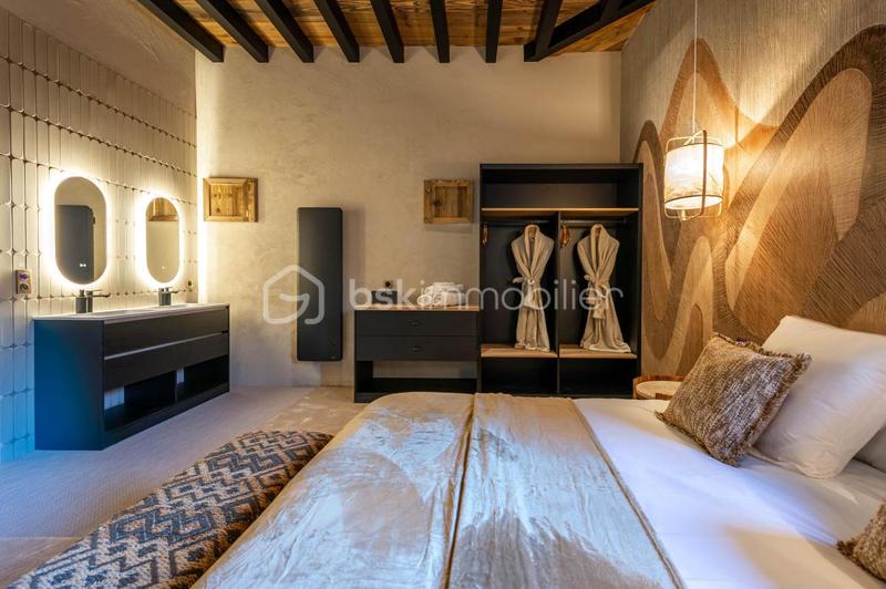 Maison - 303 m² - 8 pièces