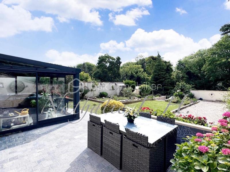 Pavillon - 240 m² - 8 pièces