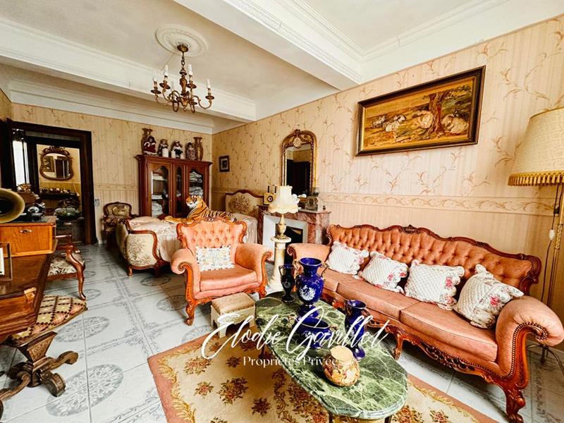 Maison - 313 m² - 12 pièces