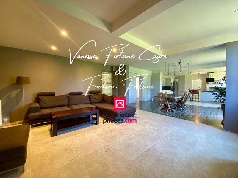 Maison - 325 m² - 10 pièces