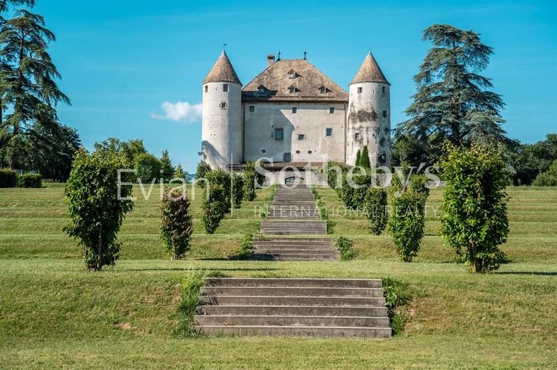 Château - 1 204 m² - 19 pièces
