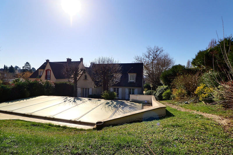 Maison - 255 m² - 8 pièces