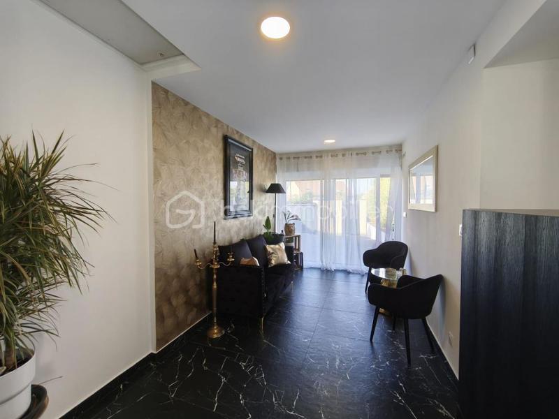 Maison traditionnelle - 251 m² - 7 pièces