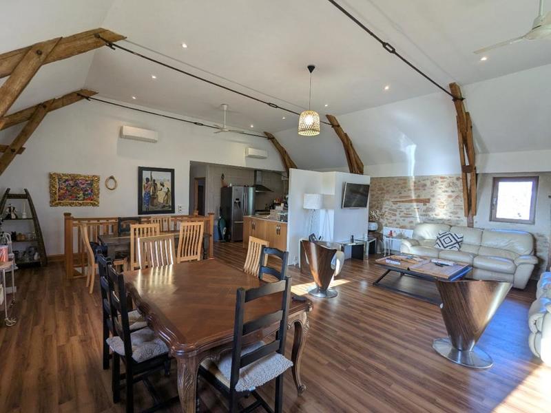 Maison - 225 m² - 11 pièces