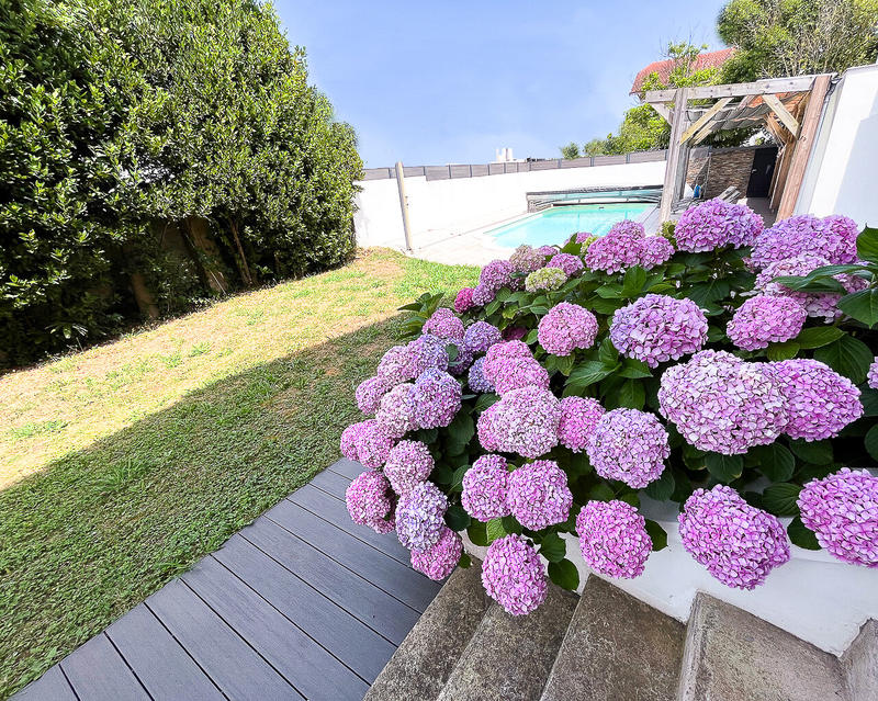 Maison - 225 m² - 9 pièces