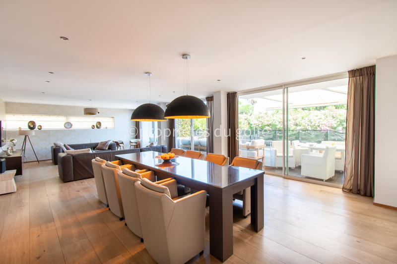 Maison - 305 m² - 7 pièces