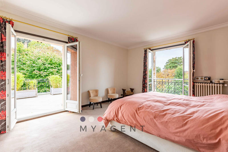 Maison - 300 m² - 15 pièces