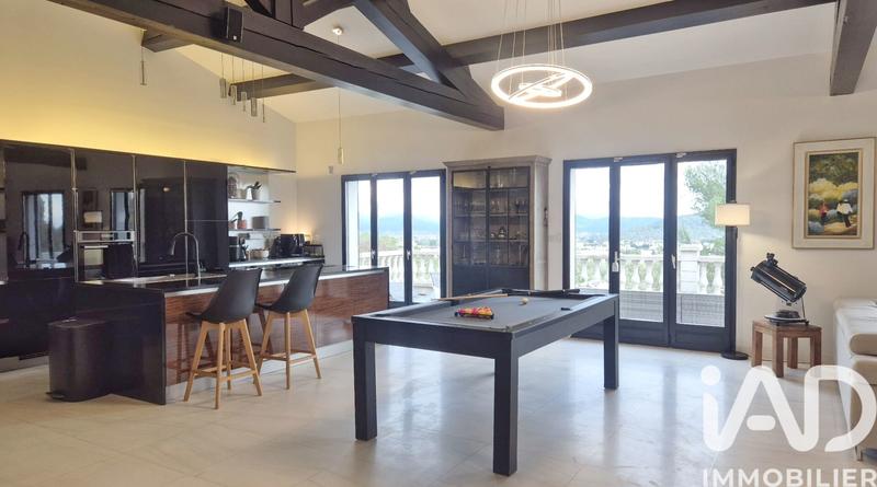 Maison - 237 m² - 7 pièces