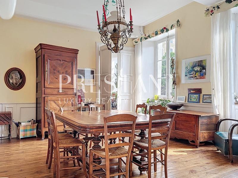 Maison - 280 m² - 9 pièces