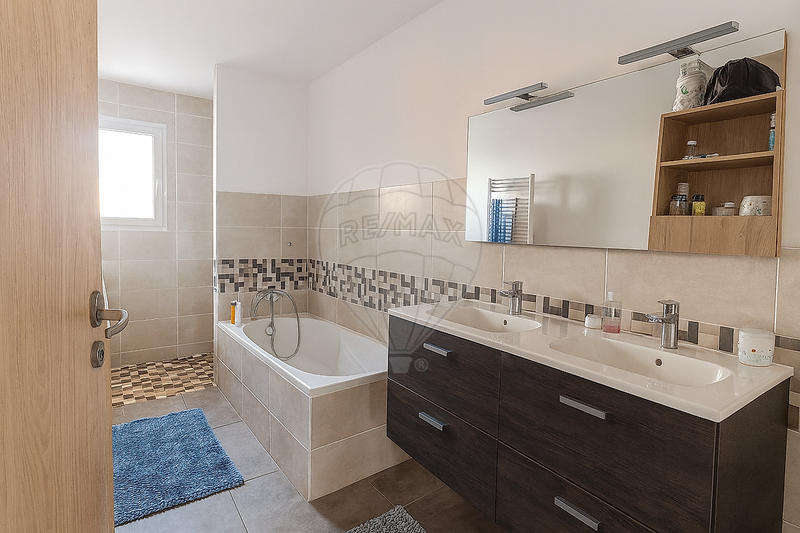 Maison - 104 m² - 4 pièces