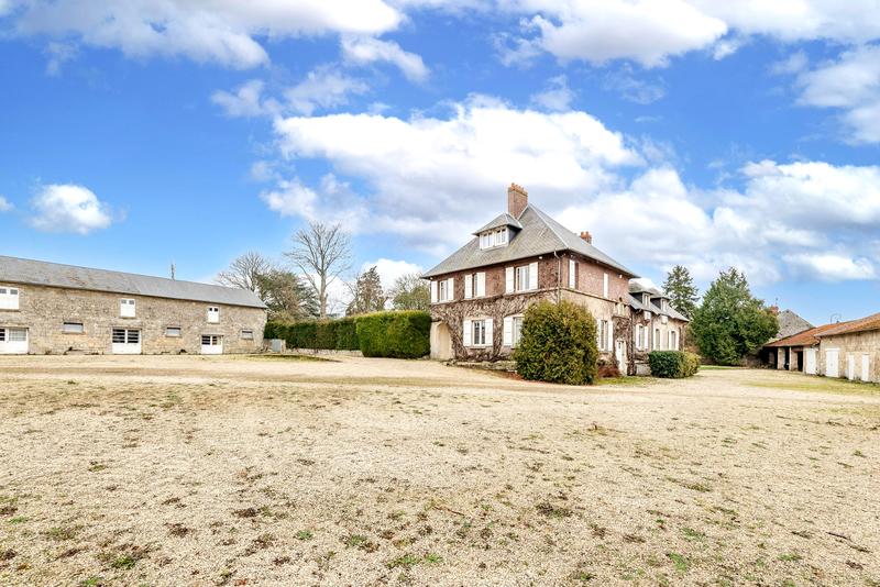 Maison - 355 m² - 13 pièces