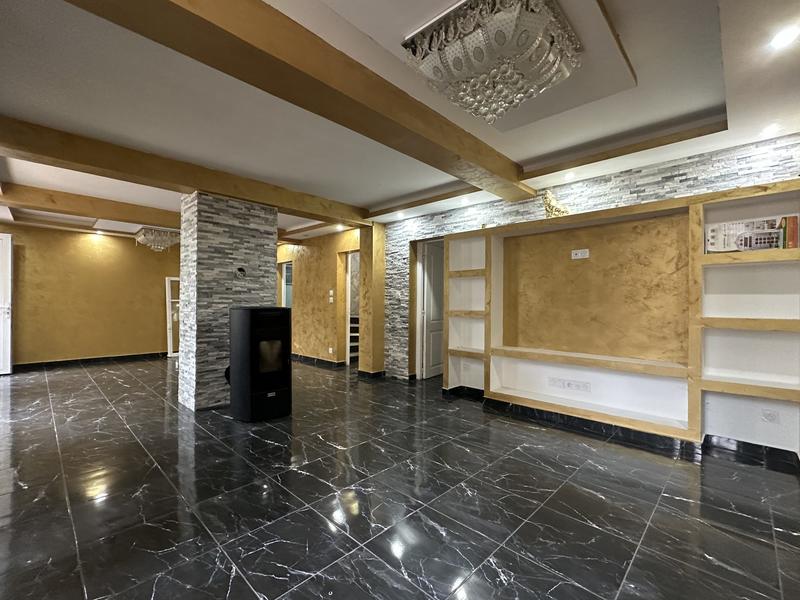 Maison - 202 m² - 9 pièces