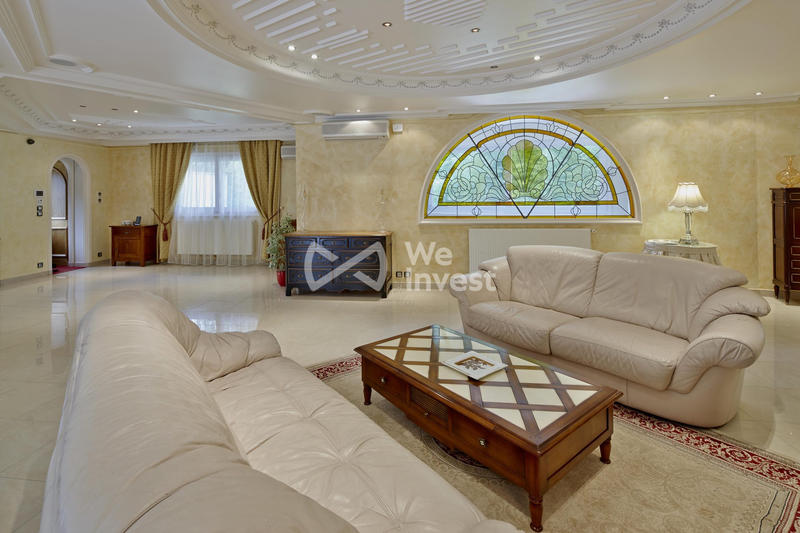 Villa - 296 m² - 9 pièces