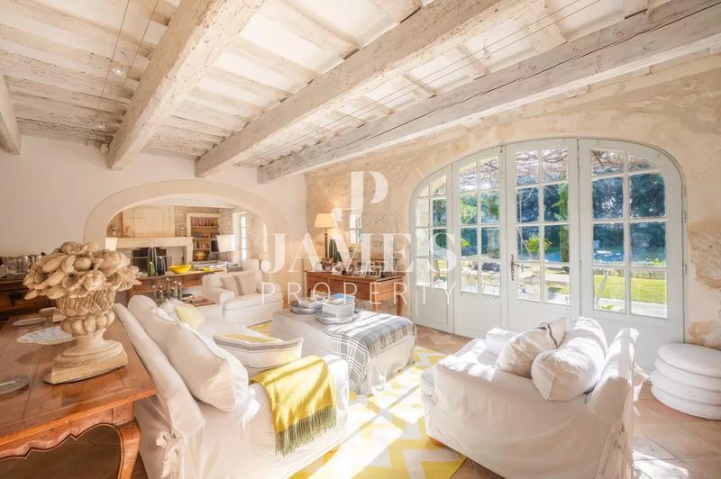 Maison - 360 m² - 8 pièces