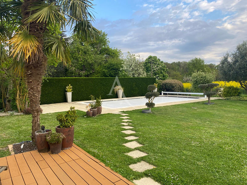 Maison - 250 m² - 7 pièces