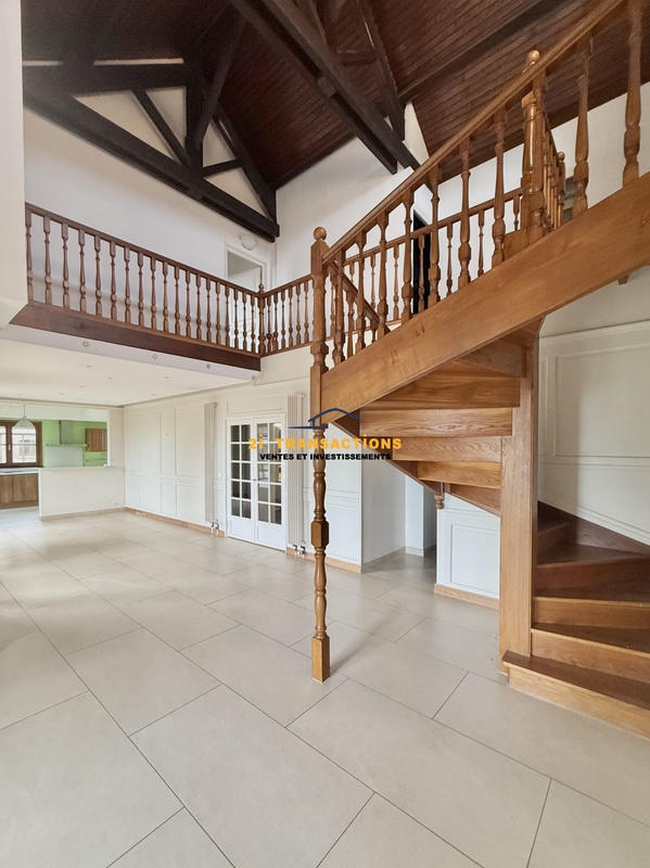 Maison - 220 m² - 8 pièces