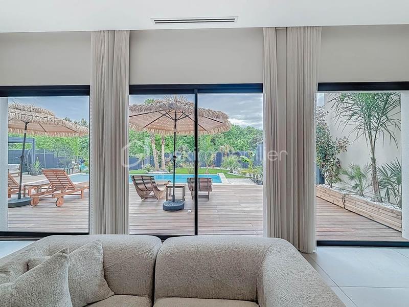 Maison - 213 m² - 6 pièces