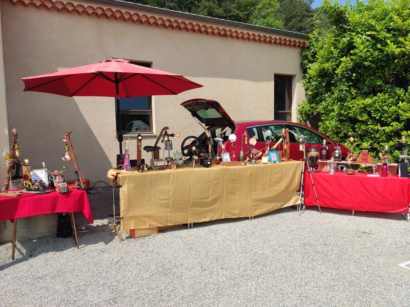 Vide grenier et marché d'artisans détourneurs