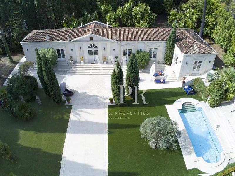 Maison - 370 m² - 8 pièces