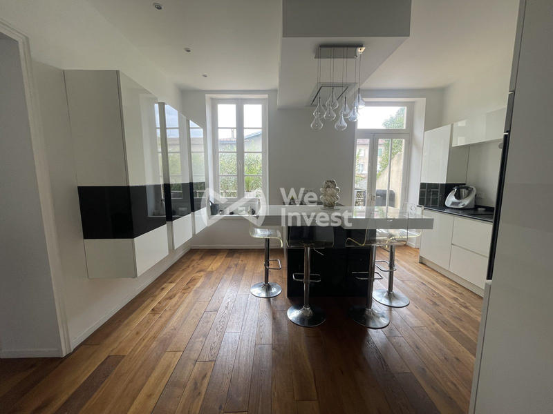 Maison - 331 m² - 9 pièces