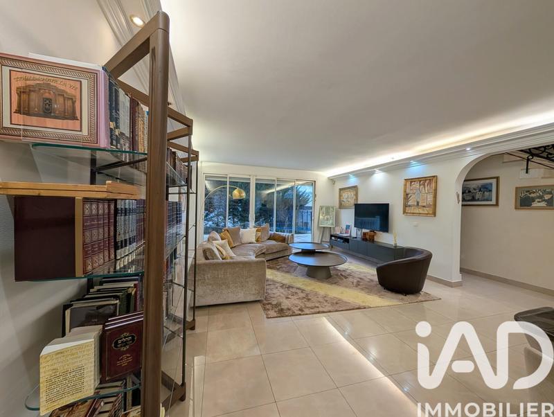 Maison - 329 m² - 7 pièces