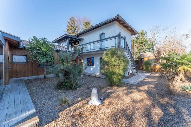 Maison - 233 m² - 9 pièces