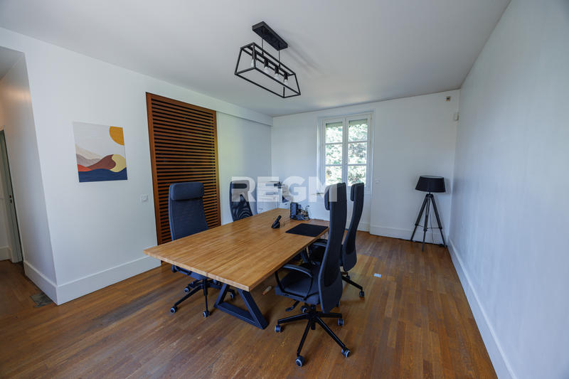 Propriété - 260 m² - 8 pièces