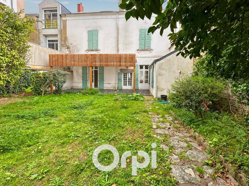 Maison - 231 m² - 8 pièces