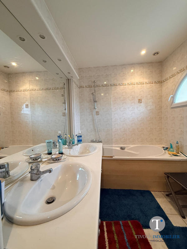 Maison - 225 m² - 9 pièces