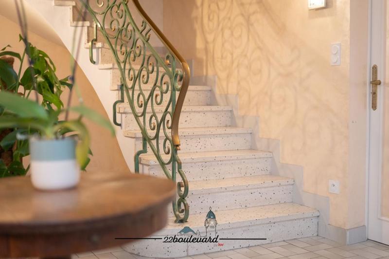 Pavillon - 240 m² - 10 pièces