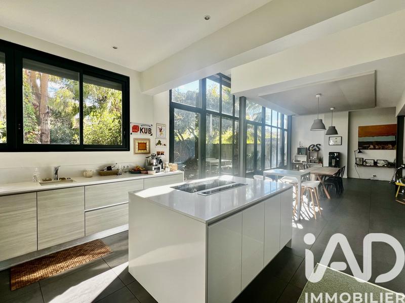 Maison - 225 m² - 7 pièces