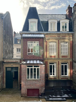 Maison - 240 m² - 8 pièces