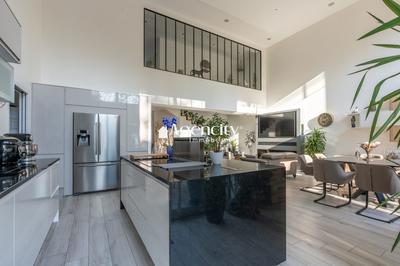 Maison - 200 m² - 8 pièces