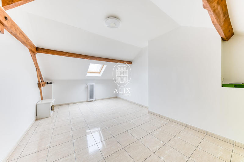 Maison traditionnelle - 246 m² - 8 pièces