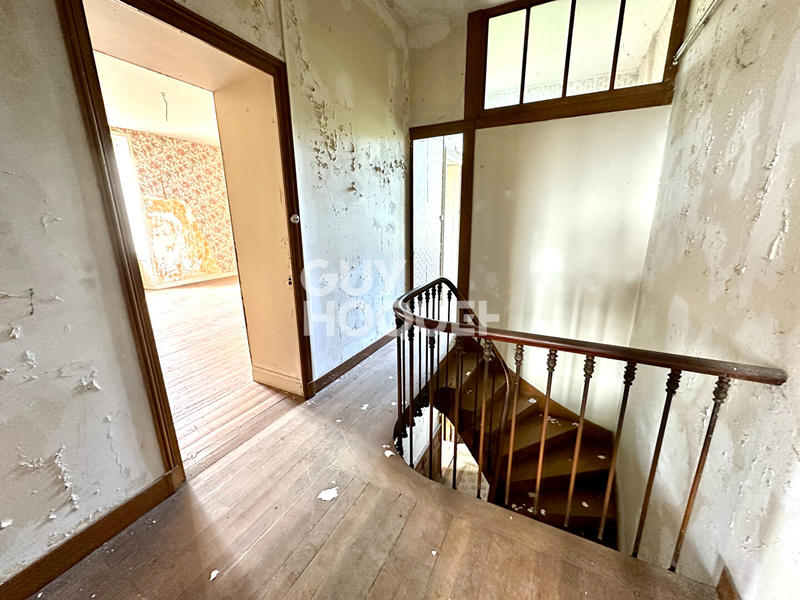 Maison - 216 m² - 8 pièces