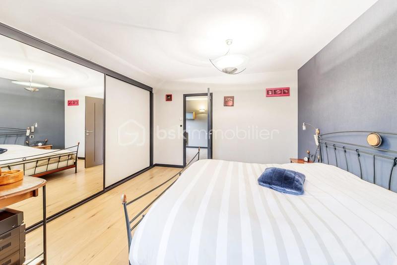 Maison - 305 m² - 8 pièces