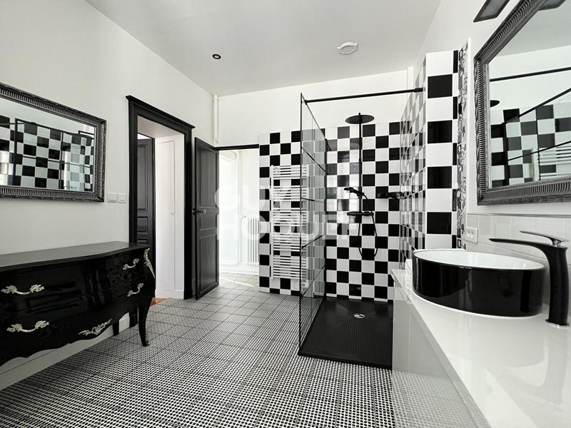 Maison - 273 m² - 10 pièces