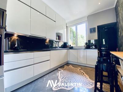 Maison - 282 m² - 8 pièces