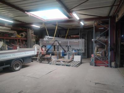 Entrepôt - 695 m²